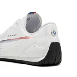Championes Puma BMW MMS Neo Cat 2.0, color blanco con detalles en azul y rojo.
