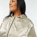 Campera dorada con capucha y cierre frontal.