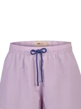 Short de baño lila de la marca RKF, con pretina elástica y cordón ajustable de color azul oscuro con terminales metálicas. Incorpora tecnología REACTIVE que revela un estampado al entrar en contacto con el agua.