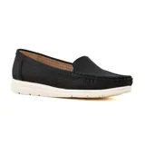Mocasines color beige con capellada perforada y suela blanca.