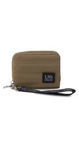 Billetera corta de diseño capitoneado con cierre perimetral y solapa frontal. Cuenta con compartimentos internos para tarjetas y billetes, e incluye una correa de mano desmontable.