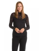 Blusa de encaje negro con cuello alto y mangas largas. Incluye musculosa interna a tono para mayor cobertura.