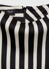 Blusa sin mangas con cuello perkins y estampado de rayas verticales en blanco y negro.