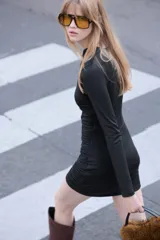 Vestido mini de manga larga en punto elástico con escote cruzado en V. Modelo de corte ajustado con frunces en hombros y laterales para crear un efecto drapeado.