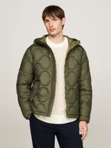 Campera acolchada verde militar con capucha fija y cordón ajustable, cierre de cremallera, dos bolsillos diagonales en la cintura y parche con el logo de Tommy Hilfiger en la manga. Repele el agua y cuenta con aislamiento térmico.
