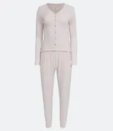 Conjunto de pijama largo color rosa, en tejido de punto con botones funcionales y barra con acabado holgado.