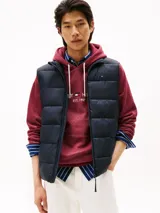 Chaleco acolchado de nailon reciclado, color azul marino, con cuello alto y cierre frontal de cremallera. Presenta el logo de Tommy Hilfiger bordado en el pecho.