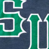 Camiseta de manga corta Supreme, color azul marino, con estampado gráfico lateral en color verde y blanco. Presenta un corte holgado y una etiqueta pequeña en el borde inferior.