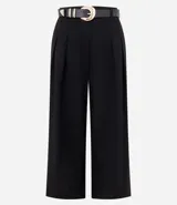 Pantalón de sastrería negro, modelo cropped de corte recto y tiro alto. Presenta pinzas frontales, bolsillos traseros y se incluye un cinturón de cuero sintético con hebilla metálica.