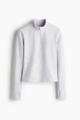 Campera deportiva de corte ajustado y tejido funcional SoftMove, color lila, con cuello elevado, cierre frontal completo y mangas superlargas con aberturas para el pulgar.