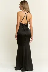 Vestido largo de corte sirena con escote profundo en V y espalda descubierta. Confeccionado en tela fluida con acabado satinado, presenta un diseño entallado que se ajusta al cuerpo.