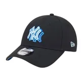 Gorra New Era modelo 9Forty con corona estructurada y visera curva. Presenta el logo de los New York Yankees bordado en el frente en tonos azul neón y blanco sobre fondo negro. Incluye el logo de la marca bordado en el lateral y cierre ajustable en la parte posterior.