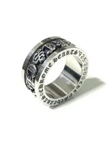 Anillo de acero quirúrgico inoxidable de diseño ancho, con detalles grabados en relieve de estilo gótico.