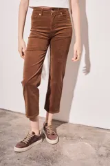 Pantalón de pana color beige, tiro medio, corte recto y largo al tobillo.