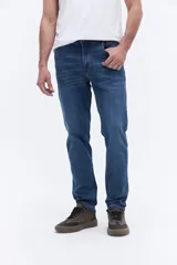 Jean de corte recto y tiro medio con efecto lavado. Cuenta con cinco bolsillos y pasacintos en la cintura.