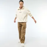 Pantalón cargo de corte recto en color marrón, con bolsillos laterales tipo cargo y bolsillos frontales. Presenta costuras reforzadas y cierre frontal.