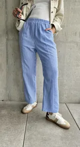 Pantalón de pijama con rayas verticales azules y blancas, corte recto y cintura elástica.