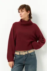 Polera color beige de poliéster reciclado, de cuello alto y manga larga.