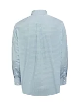 Camisa de manga larga con estampado de cuadros pequeños en tonos azul y verde. Presenta cuello americano abotonado, cierre frontal con botones, bolsillo en el pecho con logo bordado y puños ajustables.