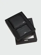 Set de regalo Boss compuesto por una billetera plegable y un tarjetero, ambos confeccionados en cuero con textura granulada y logo de la marca estampado en color blanco.