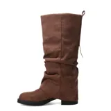 Bota alta Miss Carol modelo Wrinkle, color marrón, con diseño slouchy de caña fruncida y suela plana con pequeño tacón.