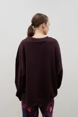 Sweatshirt de cuello redondo y corte holgado, color bordó, con logo bordado en el pecho.