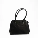 Cartera tipo tote bag color negro, con doble asa de hombro y logo de la marca en el frente.