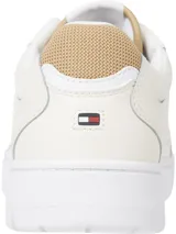 Zapatillas de corte bajo estilo baloncesto con suela cupsole, confeccionadas en una mezcla de cuero y materiales sintéticos. Presentan detalles de ventilación en la puntera, cordones al tono y el logo de la marca en el lateral y la lengüeta.