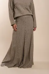 Falda larga color marrón con textura, corte a la cintura y ruedo amplio.