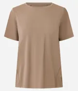 Remera deportiva de manga corta y cuello redondo, confeccionada en poliamida con elastano, de color rosado y diseño liso.