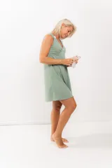 Camisón maternal de algodón acanalado color verde, con escote en U, sin mangas y botones funcionales en los hombros para facilitar el amamantamiento.