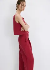 Pantalón de corte recto y tiro medio color bordó, confeccionado en lyocell, con trabillas en la cintura y bolsillos laterales.