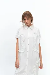 Vestido camisero midi blanco con rulos de microtul en mangas, frente y espalda.