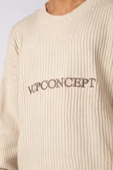 Sweater de punto acanalado color negro, con cuello redondo y mangas largas. Presenta el logo VCPCONCEPT bordado en el pecho en color blanco.