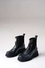 Botas cortas de cuero vacuno con textura de reptil, diseño con cierre frontal y suela de plataforma dentada de caucho.