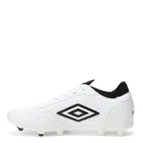 Championes de fútbol 11 Umbro modelo Legend, color negro con detalles en blanco. Presentan una estructura de cuero sintético con costuras reforzadas en la puntera, cierre con cordones y suela con tacos para césped natural.