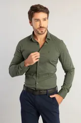 Camisa de manga larga en color verde militar, confeccionada en tejido de tricolina con elastano. Presenta un diseño liso, cuello clásico y cierre frontal con botones a tono. Incluye un pequeño detalle bordado en el pecho.