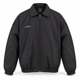 Campera impermeable negra con cierre frontal, cuello camisero y puños y cintura elastizados. Cuenta con detalle de bordado de la marca en el pecho.