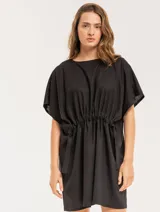 Vestido corto color verde militar, con cuello redondo, mangas cortas y cintura ajustable con cordón.