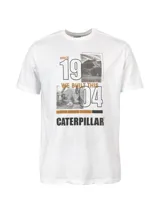 Remera blanca de algodón y poliéster con cuello redondo y estampado frontal con el logo de Caterpillar y el texto "Since 1904 We Built This".