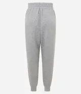 Pantalón deportivo tipo jogger de microfibra pesada, con cintura elástica y bolsillos laterales. Presenta un corte holgado con puños ajustados en los tobillos.