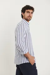 Camisa de lino a rayas verticales color beige y blanco, de manga larga con cuello abotonado y bolsillo en el pecho.