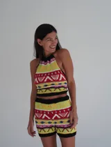 Top halter tejido a mano con diseño geométrico multicolor.