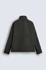 Cazadora de corte regular confeccionada en tejido mezcla de algodón. Presenta cuello subido, cierre frontal con cremallera oculta por solapa con botones a presión, bolsillos laterales de vivo y bajo ajustable con elásticos ocultos. Incluye forro interior a contraste.