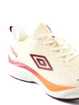 Championes de running Umbro modelo Arlow, color negro con suela gris y detalles plateados.