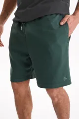 Bermuda deportiva sin friza color negro, con cintura elastizada y cordón ajustable. Corte semi baggy y suelto.