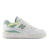 Championes urbanos New Balance modelo 550, color blanco con detalles en verde y amarillo.