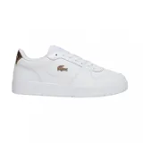 Championes Lacoste modelo Courtcage Ace, de diseño clásico y minimalista en color blanco. Presenta el icónico logo del cocodrilo en tono dorado en el lateral y un detalle metálico dorado en el talón.