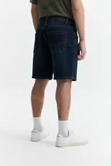 Bermuda de jean celeste, corte recto, con bolsillos delanteros y traseros, y presillas para cinturón.