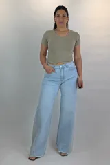 Jeans wide leg de tiro medio en color celeste claro, con diseño de pernera ancha, costuras destacadas y detalle deflecado en el dobladillo inferior.